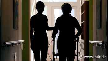 Pflegen in der Sommerhitze: Personal und Heimbewohner ächzen - NDR.de