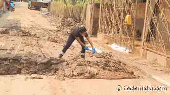 Moradores de Raposos ainda fazem limpeza de ruas e casas 2 semanas após enchente; 30 mil toneladas de lama ... - Tecle Mídia