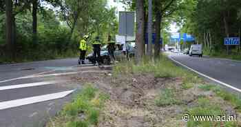 Eenzijdig ongeval op de Nieuweweg: bestuurder rijdt tegen boom - AD.nl