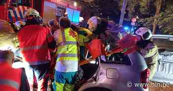 Vrouw in kritieke toestand bevrijd uit auto na ongeval: “Tegen een boom geknald” - Het Laatste Nieuws