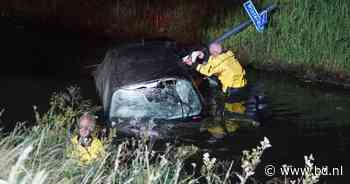 Auto belandt in sloot na botsing tegen boom in Sprang-Capelle, bestuurder 'niet bekend met de omgeving' - BD.nl