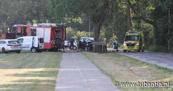 Gewonde nadat auto tegen boom botst in Hellendoorn, weg tijdelijk afgesloten - Tubantia