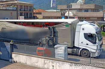 Rischia di perdere il carico, camion bloccato sulla Lecco-Bergamo - Lecco Notizie