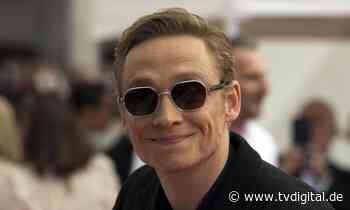 Kaum wiedererkannt: Matthias Schweighöfer überrascht mit Haarpracht - TV Digital