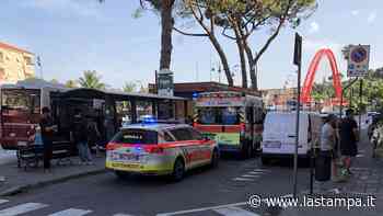 Albenga: lite sul bus e colluttazione, diciassettenne ferito a un braccio con una bottiglia rotta - La Stampa