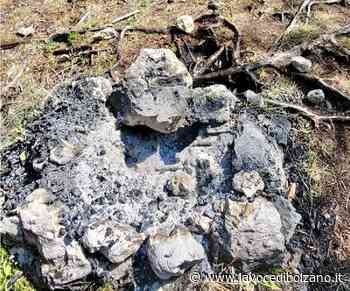 Carezza, spengono male il falò e la brace raggiunge l'erba: scatta l'allarme incendio al sasso dell'Imperatore - La Voce di Bolzano
