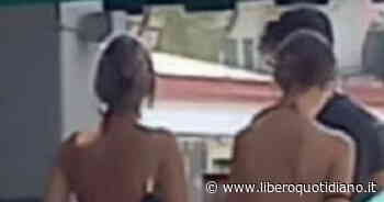 Jesolo, scandalo a luci rosse: le 2 ragazze in pieno centro così, foto vietata ai minori - Liberoquotidiano.it