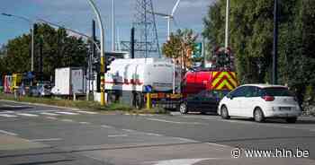 Auto geklemd tussen twee vrachtwagens op R4 in Zelzate: rijbaan afgesloten richting Gent-Zeehaven - Het Laatste Nieuws