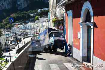 Incidente a Capri, furgone si schianta contro il muro sulla stessa strada in cui morì Emanuele Melillo - Fanpage.it