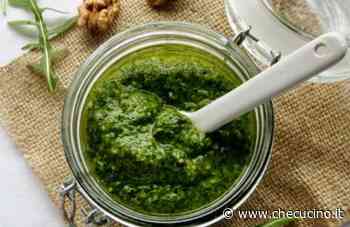 Pesto di rucola e noci, fresco e aromatico, da gustare con la pasta ma non solo - CheCucino.it