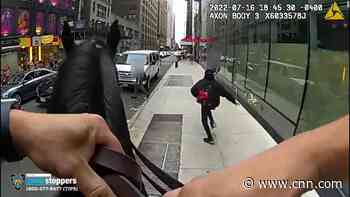 Watch police horse pursue robbery suspect down New York street - CNN