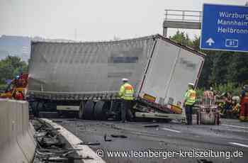 Stau nach Unfall bei Leonberg - Lkw liegt quer über der A8 - Leonberger Kreiszeitung