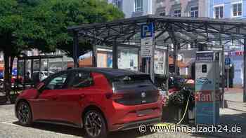Darum können E-Autos auf dem Mühldorfer Stadtplatz bald nicht mehr kostenlos Strom tanken