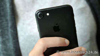 Mann filmt oder fotografiert Frau (24) in Burghausen unter den Rock