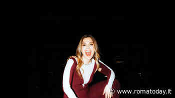 Margherita Vicario sotto il cielo del Castello di Santa Severa