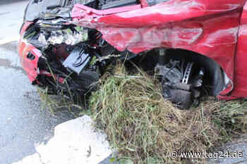 Nach Unfall in Siegen: Autofahrer will mit diesem Schaden vor Polizei wegfahren! - TAG24