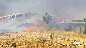 Brucia rifiuti per ricavarne metalli, l'incendio divampa e sfiora due distributori Gpl