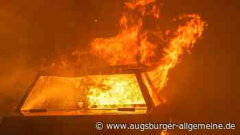 Autos geraten mitten auf der Straße in Brand