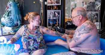 Op zoek naar verkoeling: Mechelse tatoeëerder werkt vanuit opblaaszwembad - Het Laatste Nieuws