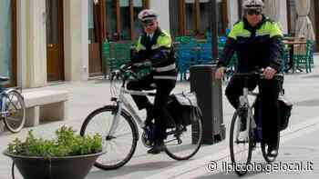Vietati gli orecchini e il piercing ai vigili urbani uomini di Grado - Il Piccolo