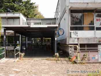 Risse e bombe carta, tensione nell'ex liceo occupato da rom e centri sociali