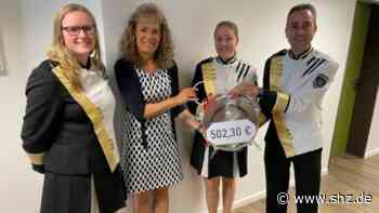 Spendenübergabe an die Stadt: Tornesch: Spielmannszug sammelt 502 Euro für lokale Ukraine-Hilfe - shz.de