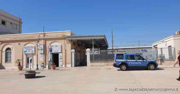Trani, 50enne cerca di salire all'ultimo sul treno e rimane incastrato nelle porte: muore in stazione - La Gazzetta del Mezzogiorno