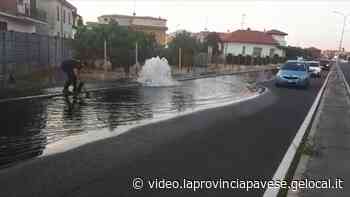 Auto abbatte idrante e fugge, maxi perdita d'acqua a Vigevano - Video