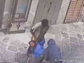 Bloccato a terra e preso per il collo: l’aggressione choc a Napoli