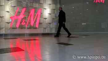 Erst Wiedereröffnung, dann endgültige Schließung: H&M verkauft noch schnell Restbestände in russischen Filialen - DER SPIEGEL