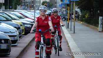 A Bari i soccorsi arrivano pedalando, così la Croce Rossa usa anche le bici per il pronto intervento - Repubblica TV