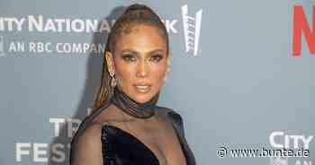 Jennifer Lopez: Sie schwört auf ein Anti-Frizz-Bestseller-Spray von Amazon - BUNTE.de