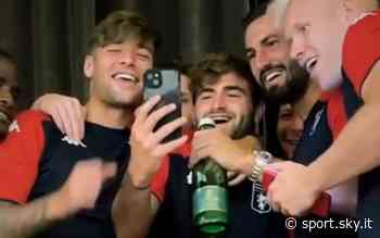 Genoa, karaoke di squadra sulle note di Eros Ramazzotti. Video - Sky Sport