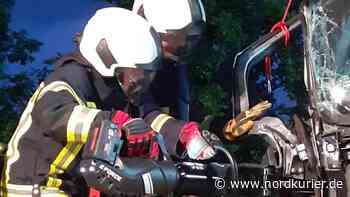 Feuerwehrleute trainieren Rettung aus Lkw in Templin - Nordkurier
