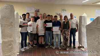 Kunstprojekt an Koblenzer BBS: Schüler erschaffen lebensgroße Skulpturen - Rhein-Zeitung