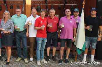Ausgiebig auf dem Dorfplatz in Dittwar gefeiert - Tauberbischofsheim - Nachrichten und Informationen - Fränkische Nachrichten