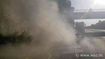 Hitze in Witten: Feuerwehr löscht Böschung an der A448 - WAZ News