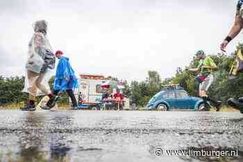 Vierdaagse-lopers verlaten Limburg vanuit regenachtig Milsbe... - De Limburger