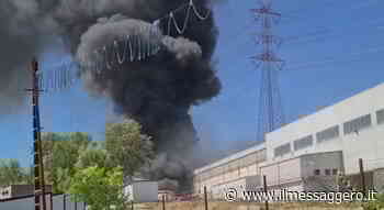 Pescara, vasto incendio in una fabbrica dismessa - ilmessaggero.it