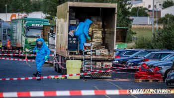 Fulda: Chemie-Alarm!: Ätzende Flüssigkeit läuft aus Laster - BILD