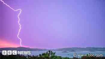 Devon and Cornwall: Thunder, lightning and downpours break heatwave - BBC