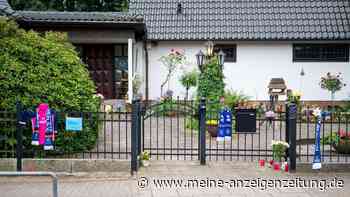 Fans legen Schals, Blumen und Kerzen an Seelers Wohnhaus ab