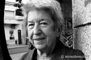 Sylvia Molloy, con un libro en la mano - LetrasLibres.com