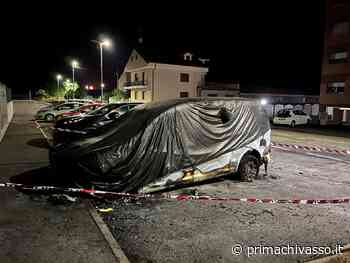 Chivasso, con una tanica di benzina brucia un furgone: è caccia al piromane IL VIDEO - - Prima Chivasso