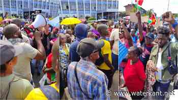 Protestactie dag 3: Menigte gaat door politie tegengehouden soundtruck halen - Waterkant