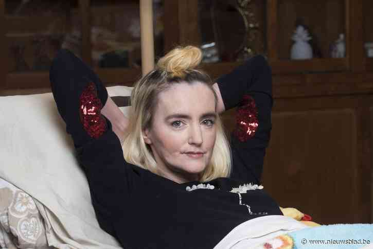 Zelf al 10 jaar vastgekluisterd aan bed, nu wanhopig omdat haar zoon (18) in de cel zit: het eerlijke verhaal van zangeres Kim Kay