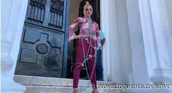 Exige maestra de secundaria 2 Cajeme en Hermosillo análisis de su caso y a demanda de la SEC; se encadena frente a Palacio de Gobierno - Proyecto Puente