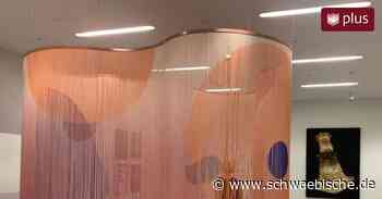 Kuratorinnen des Kunstmuseums Ravensburg sprechen über eine Ausstellung im leichten Gewand - Schwäbische