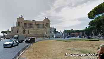 Un taxi ha investito una ciclista a piazza Venezia