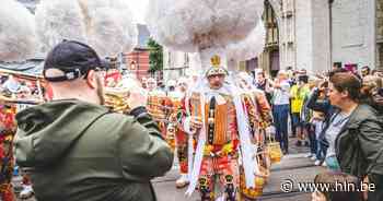 Carnavalisten Les Gilles van Strépy op stap in Gent: “Mooi eerbetoon op nationale feestdag” - Het Laatste Nieuws